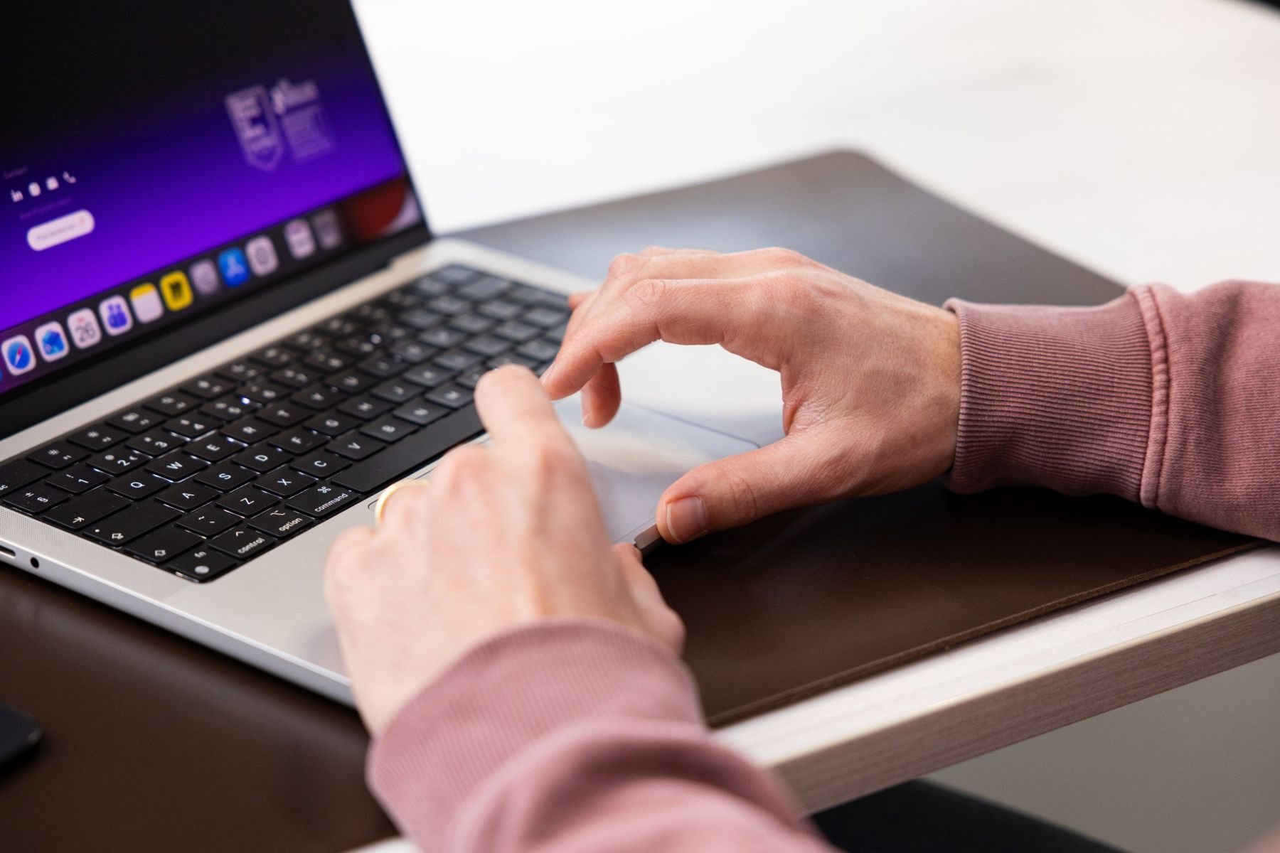 Handen op een laptop